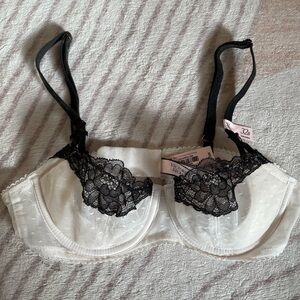 NWT Victoria’s Secret Elegant Lace Trimmed White and Black Bra
